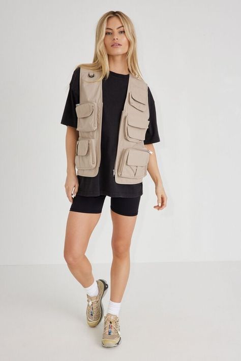 Camo Vest Outfits, Utility Vest Outfit Streetwear, Utility Vest Outfits For Women, Utility Outfit, Puffy Vest Outfit, Utility Vest Outfit, Camping Vest, Utility Jacket Outfit, Vest Outfits For Women