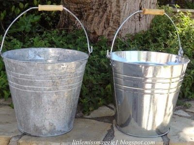 How to easily age shiny metal. These tips and tricks will make your metal look vintage. Painting On Metal Buckets, Rustic Projects, Farm Office, Metal Buckets, Old Bucket, Galvanized Decor, Bucket Ideas, Tin Bucket, Metal Ideas