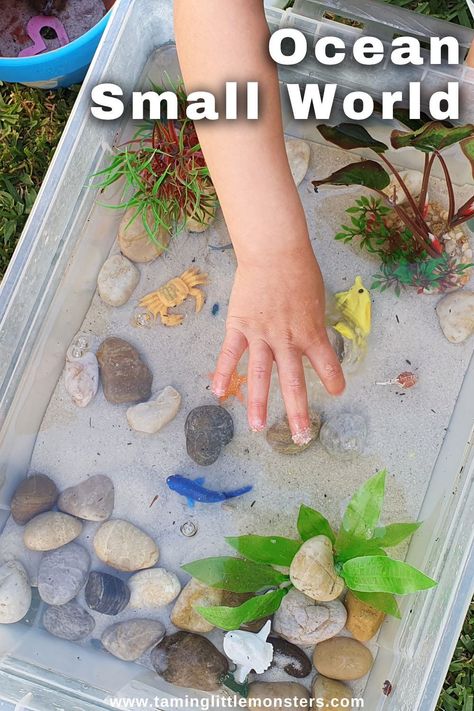 Ocean Small World and Sensory Bin for Kids. A fun and easy sensory activity for toddlers and preschoolers. Pefrcet for summer or a under the sea lesson plan. #summer #sensory #toddler #preschool Aquarium Sensory Bin, Sea Animal Sensory Bin, Water Sensory Activities, Under The Sea Sensory Bin, Sensory Activities For Kids, Summer Sensory, Frozen Painting, Animals Preschool, Toddler Sensory Bins