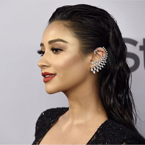 Shay Mitchell Long Slicked Back Hair, Ear Jacket Earring Gold, Celeb Makeup, Wet Look Hair, Gold Ear Jacket, Diamond Ear Cuff, Editorial Hair, Les Twins, Grl Pwr