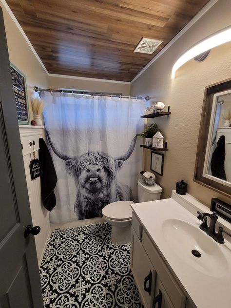 Country Theme Bathroom, Cow Bathroom Ideas, Longhorn Bathroom Decor, Ranch Bathroom Decor, Cow Themed Bathroom, Cow Bathroom, Western Style Bathroom, Western Bathroom Ideas Rustic, Western Bathroom Ideas