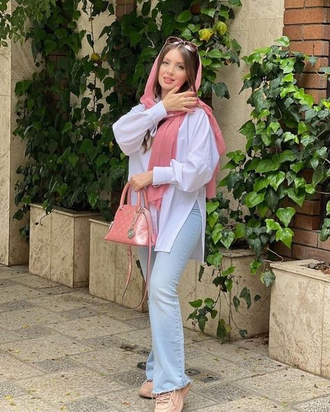 Jeans Kurti Style With Hijab, Loose Jeans With Kurti, Muslim Fashion Dress Modern, Stylish Jeans Outfit, Kurti With Jeans, Kurti Style, Pakistani Fashion Casual, Iranian Women Fashion, Stylish Short Dresses