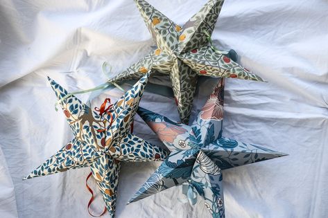 JULSTJÄRNA AV TAPET — Hanna Wendelbo Design Vika Papper Jul, Origami Christmas Ornament, Christmas Card Wishes, Navidad Natural, Diy Christmas Star, Hantverk Diy, Wallpaper Crafts, Christmas Star Decorations, Paper Christmas Ornaments