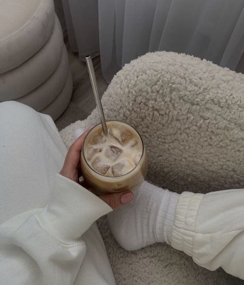 Clean Lifestyle, Cream Aesthetic, Coffee Girl, Vanilla Latte, Cozy Aesthetic, Aesthetic Coffee, Coffee Cozy, Beige Aesthetic, Shooting Photo