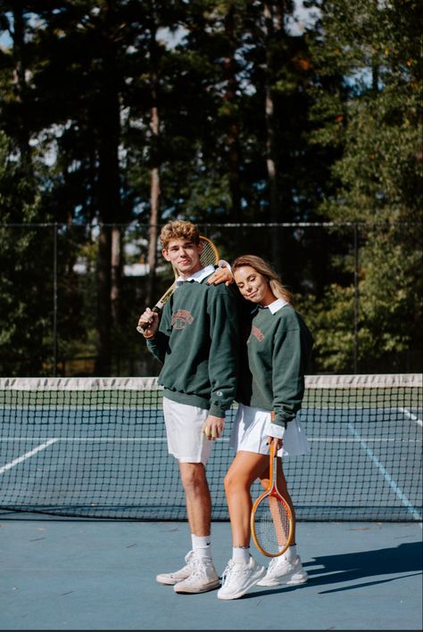 This photo shows a girl and guy best friend on a tennis court. Both are wearing matching vintage inverse style champion sweatshirts with white shoes and carrying a vintage tennis racket. The girl is leaning on the guys shoulder with her eyes closed. Tennis Outfit Couple, Badminton Photoshoot, Tennis Friends, Tennis Couple Photoshoot, Athletic Couples, Tennis Court Photoshoot, White Tennis Dress, Tennis Photoshoot, Hoco Pics