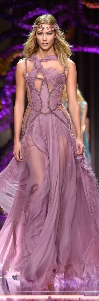 Karlie Kloss Was the Leader of the Pack in Lavender at the Atelier Versace show. Couture, Haute Couture, Red Carpet Dresses, Atelier Versace, Prom Dress Inspiration, Cute Prom Dresses, Karlie Kloss, Most Beautiful Dresses, Gorgeous Clothes