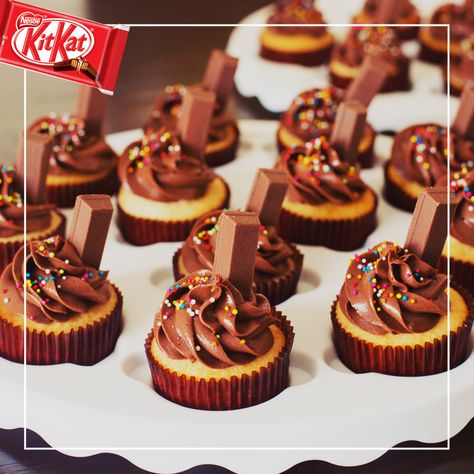 KitKat cupcakes ^__^ Kitkat Cupcakes, Candy Shop, Mini Cupcakes, Cupcake, Cake