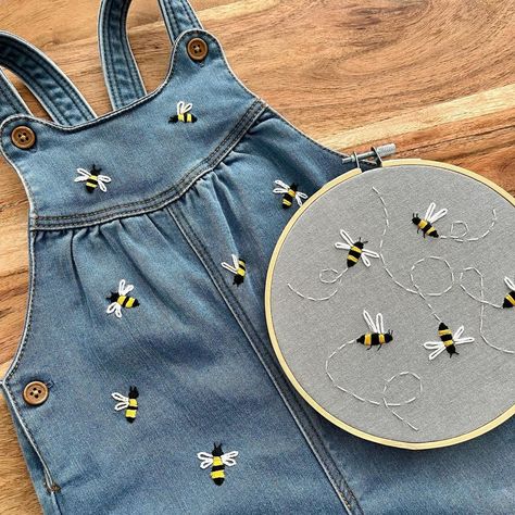 Embroidery Bumble Bee, Bees Embroidery, Honey Bee Embroidery, Bumblebee Embroidery, Bumble Bee Embroidery, Diy Embroidery Shirt, Cute Embroidery Patterns, Bee Embroidery Design, Embroidery Napkins