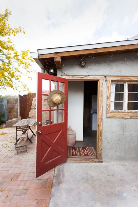 Adobe House Decor, Adobe House Interior, Modern Adobe House, Cob House Interior, Desert Inspired Decor, Modern Desert Home, Modern Adobe, Southwest Modern, Adobe Home