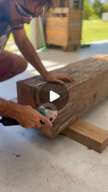 Rustico - Recycled Carpentry on Instagram: "We would like to show you a bit of the construction process of this bench. The combination of rusty/recycled metal and the texture of rustic wood results in a perfect outcome. Would you like to have one customized? Leave us your comment.  #hardwood #recycled #recycledmetal #handmade #handcrafted #rusticbench #recycledwood" Rustic Metal Art, Handmade Furniture Wood Diy Projects, Handcrafted Home Decor, Small Live Edge Wood Projects, Wood Bench Diy, Rustic Salon Decor, Woodworking Projects Easy, Rustic Salon, Rustic Wood Texture