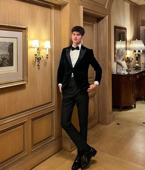 Prom Looks For Guys, Last Year Of College, Men Suit Outfit, Moritz Hau, Prom Outfits For Guys, Classy Suits, Wedding Outfit Men, Indian Men Fashion, College Senior