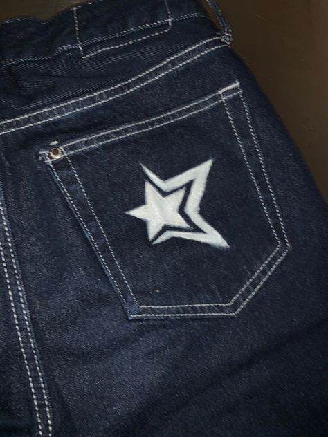 Stencils For Jeans, Diy Jean Painting Ideas, Custom Jorts Ideas, Star Embroidered Jeans, Custom Shorts Paint, Painted Jorts Ideas, Y2k Jeans Design, Pants Paint Design, Bleached Design Jeans