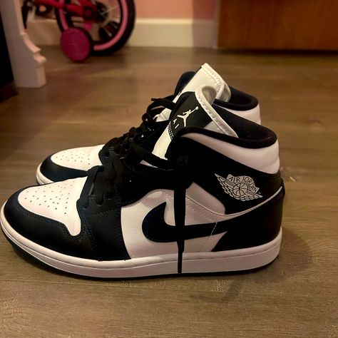 Wore Once Or Twice Brand New Six 8 Nike Panda Authentic Skater Girl Shoes, Pandas Shoes, Cute Nike Shoes For Women, Woman Air Jordan, Jordan Panda, Nike Shoes Woman, Air Jordan 1 Panda, Jordan 1 Panda, Zapatos Aesthetic