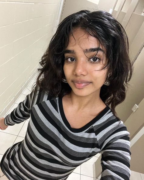 Fresh Face, Brown Girl, Cosplay Outfits, Girl Face, People Around The World, Simple Makeup, Face Claims, Hair Goals, Face Shapes