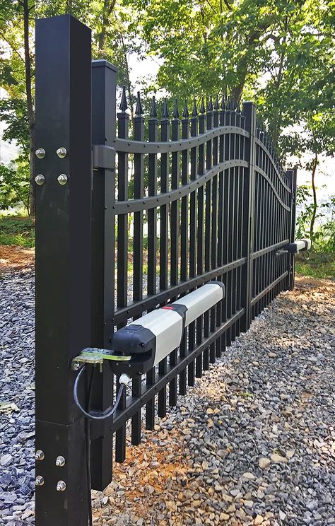 ultra_aluminum_gate_2 Front Yard Fence With Electric Gate, Aluminum Driveway Gate Ideas, Solar Gates Driveway, Driveway Entry Gate Ideas, Electric Gates Driveways, Driveway Gates Entrance, Drive Way Gates, Driveway Gates Metal, Driveway Gate Design