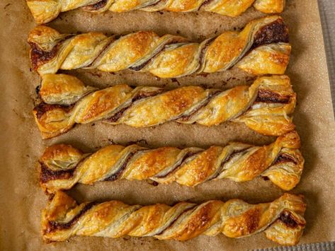 Nutella Pastry Twists are a fun pastry, perfect for breakfast or dessert ready in under 30 minutes. #nutella #pastrytwists #nutellabread #breakfast #dessert #dinnerthendessert Puff Pastry Recipes Dinner, Nutella Pastry, Pastry Twists, Nutella Puff Pastry, Homemade Nutella Recipes, Puff Pastry Recipes Dessert, Nutella Recipes Easy, Pastries Recipes Dessert, Nutella Cupcakes