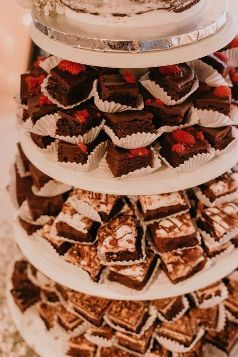 Brownie Wedding Display, Brownie Table Wedding, Wedding Brownies Ideas, Wedding Dessert Station Ideas, Wedding Assorted Dessert Table, Brownies For Wedding Reception, Brownie Wedding Cake Tower, Brownie Wedding Cake Ideas, Brownies At Wedding