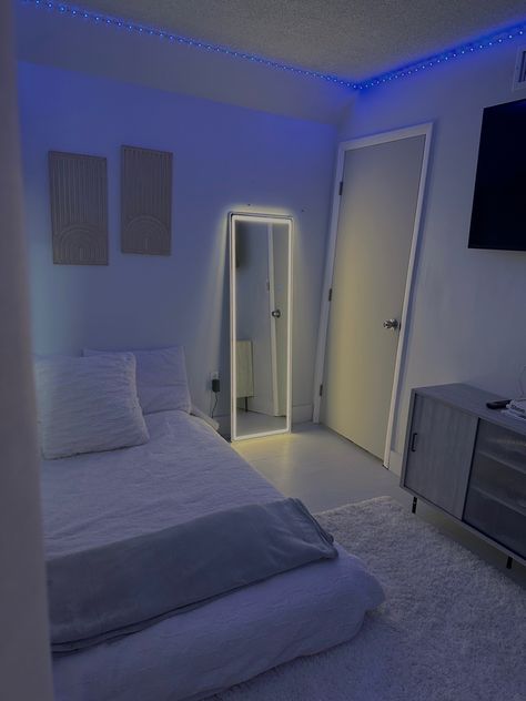 Square Room Set Up Bedroom, Small Bedroom Aesthetic Minimalist Cozy, Room Inspiration Bedroom Cozy Simple, Room Setup Ideas Bedrooms Small Spaces, Bedroom Idea Minimalist, Small Bedroom Aesthetic Minimalist, Small Room Inspo Aesthetic Cozy, Simple Room Ideas Minimalism, Minimalist Bedroom Small Simple