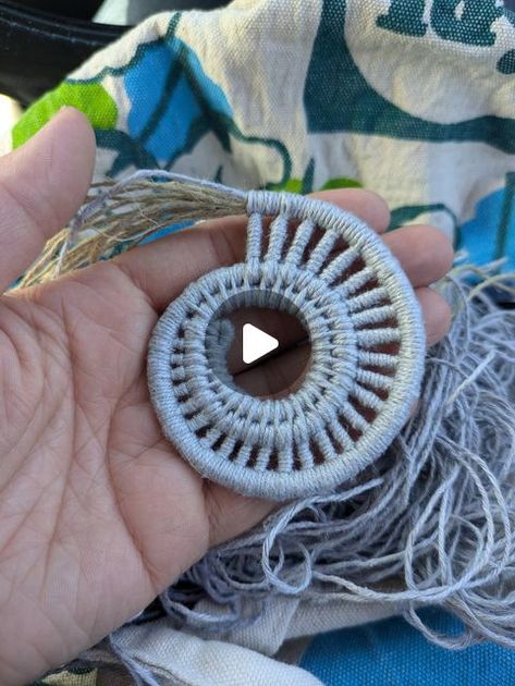 Basket Tutorial, Basket Weaving Patterns, Macrame Lace, Weaving Tutorial, Pine Needle Baskets, Coiled Baskets, Paper Weaving, Circle Art, Craft Bags