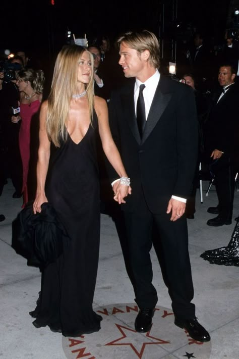 Jen And Brad, Outfit Graduacion, Brad And Jennifer, Jennifer Aniston 90s, Brad Pitt Jennifer Aniston, Jennifer Anniston Style, Brad Pitt And Jennifer, Brad And Jen, Jeniffer Aniston