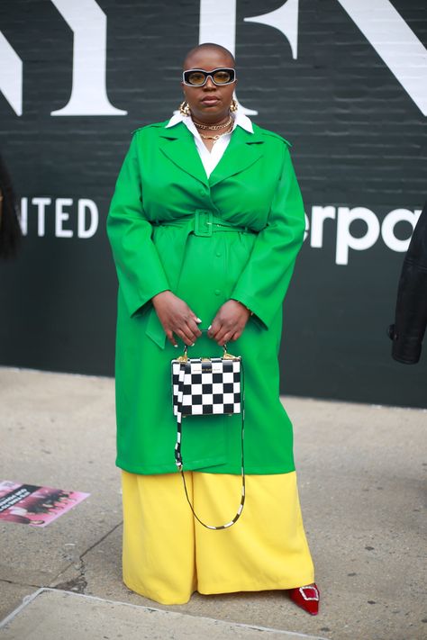 The Best Plus Size Street Style Outfits At New York Fashion Week Yellow Wide Leg Pants, Chubby Outfit Ideas, Plus Size Street Style, Outfits For Spring, Green Trench Coat, Spring Palette, Plus Size Designers, Top Plus Size, Plus Size Models