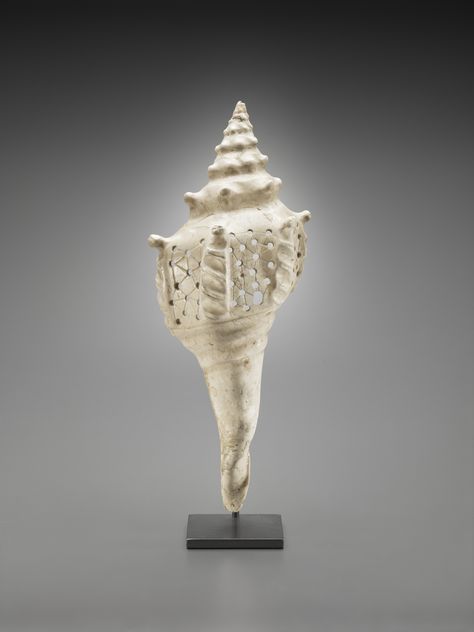 Conch shell with incised designs  A.D. 250-900 Conch shell 27.305 x 10.795 cm (10 3/4 x 4 1/4 in.) Gift of Peter David Joralemon, B.A. 1969, M.Phil 1974 2010.228.3 Culture:  Mexico or Guatemala, Maya Period:  Early Classic to Late Classic Period Tumblr, Guatemala Culture, Durga Painting, Buddhist Symbols, Rocks And Fossils, Mayan Art, Mayan Culture, Yale University, Jewelry Mirror