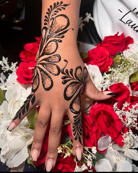 @habiii_henna on IG Henna Tattoo On Black Women, Henna Tattoo Designs Black Women, Tattoo Dark Skin, Tattoo Designs Hand, Mehendi Tattoo, Stick Poke, Cute Henna Designs, Tattoo Dark, Cute Henna Tattoos