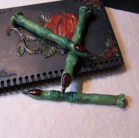 handcrafted creepy witch finger ink pens covered with polymer clay.: Polymer Clay Projects Diy, Clay Pens, Creepy Witch, Polymer Clay Pens, Clay Pen, Polymer Clay Halloween, Halloween Clay, Diy Office, Ink Pens