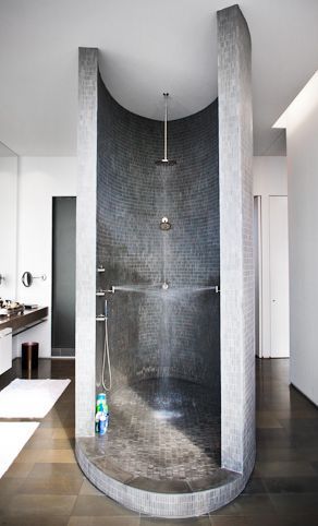 Circular shower / wet room Love Decor, Luxury Shower, Home Goods Decor, Park Lane, Home Search, Modern Homes, Remodeling Projects, Bath Decor, Bathroom Inspiration