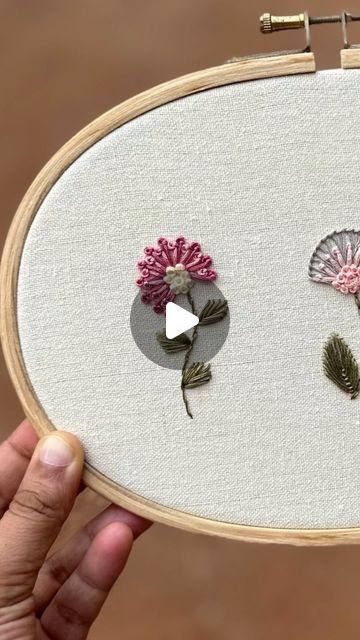 Hand Embroidered Stitches, Long French Knot Embroidery Designs, Extreme Embroidery, Knot Stitch Embroidery, How To Embroider Flowers, Embroidery Flowers Tutorial, Pistil Stitch, Flower Embroidery Tutorial, Threadwork Embroidery