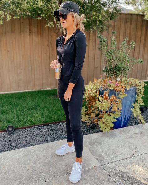 Lazy Day Mom Outfits, Baseball Mom Outfits Cold, Baseball Mom Outfits Summer, Sporty Mom Outfits, Sports Mom Outfit, Hot Mom Outfits, Soccer Mom Outfit, Sports Day Outfit, Mom Outfits Winter