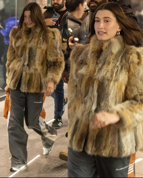 Hailey Bieber Fur Coat, Hailey Bieber Looks, Hailey Bieber Outfits, Hailey Baldwin Style, Hailey Bieber Style, Moodboard Inspo, Fashion Outfits Ideas, Blogger Outfits, Winter Inspo