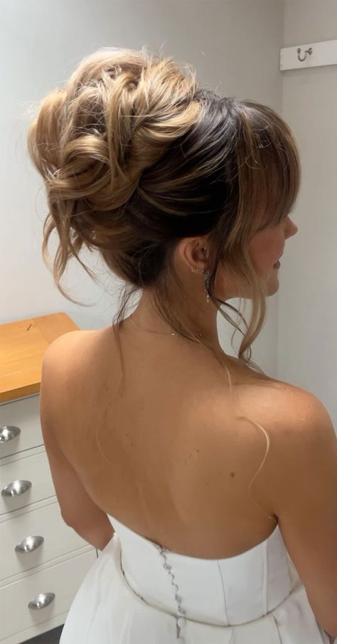 Messy Pony Updo Wedding, Lose Updo Hairstyles, 90s Up Do Hairstyles, Loose Updos For Long Hair, Messy Updo With Pearls, Wedding Updos Volume, Voluminous Updo Wedding, Big Hairstyles Volume Wedding Updo, Formal Hairdos