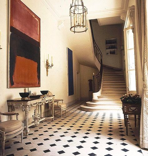 Welcome home. A painting by Mark #Rothko greets visitors to the entrance foyer of this #Paris home. Photographed by #HorstPHorst, Vogue, March 1974. Old World Interiors, Paris Home, Entrance Foyer, Parisian Apartment, French Interior, French House, Entrance Hall, Vintage Modern, Architectural Digest