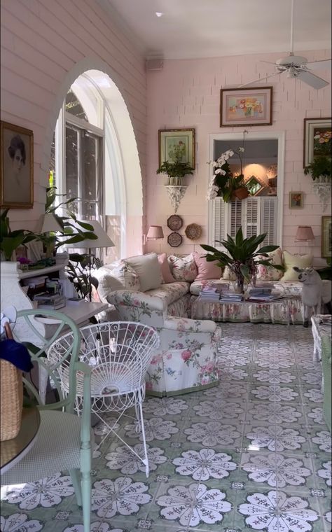 Pink Sunroom, Solarium Room, Outdoor Screen Room, Aesthetic Cottage, Little Cottage, Cool Rooms, Dream Home Design, Country House, Interior Inspiration