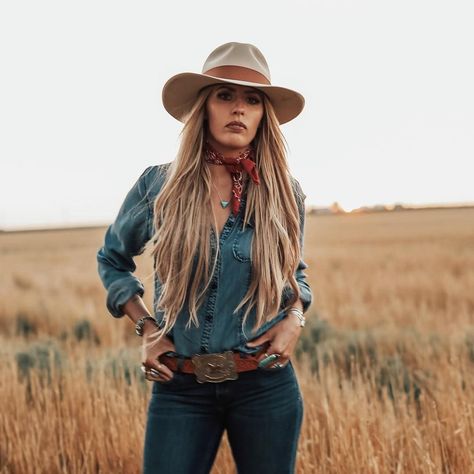 As the perfect combination of comfort and style, #countryclothing is everything you could wish for in an outfit even if you’re only around the cities. #fashion #style Southern Clothing, Estilo Cowgirl, Outfit Country, Foto Cowgirl, Cute Cowgirl Outfits, Bota Country, Moda Country, Wilde Westen, Country Style Outfits