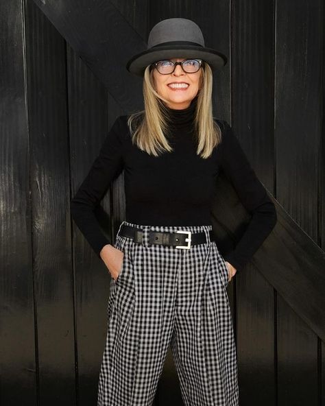 Diane Keaton (@diane_keaton) • Photos et vidéos Instagram Celine Dion Style, Diane Keaton Style Outfits, Diane Keaton Style, 1960s Celebrities Style Icons, Diane Keaton Annie Hall, Edgy Classic, Outfits Edgy, Celebrity Style Icons, Diane Keaton