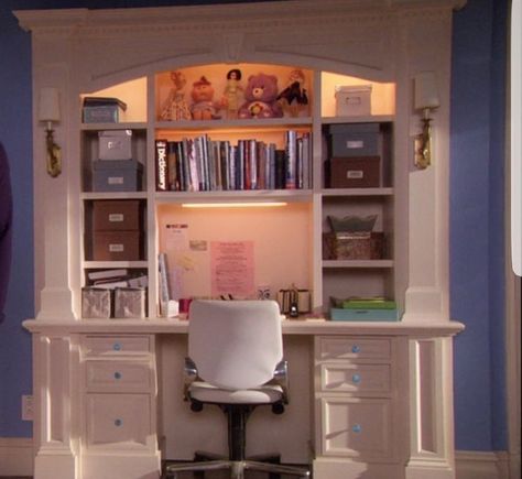 Blair Waldorf Dorm Room, Blair Waldorf's Bedroom, Blair Waldorf Room Decor, Blair Waldorf Room Aesthetic, Blair Waldorf Room Inspiration, Gossip Girl Bedroom, Blair Waldorf Bedroom, Blair Waldorf Room, Girl Night Aesthetic