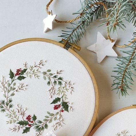 New Year Embroidery, Xmas Embroidery Patterns, Christmas Flowers Embroidery, Embroidery Patterns Christmas, Embroidery Winter, Winter Patterns, Christmas Wreath Embroidery, Poinsettia Embroidery, Winter Pattern