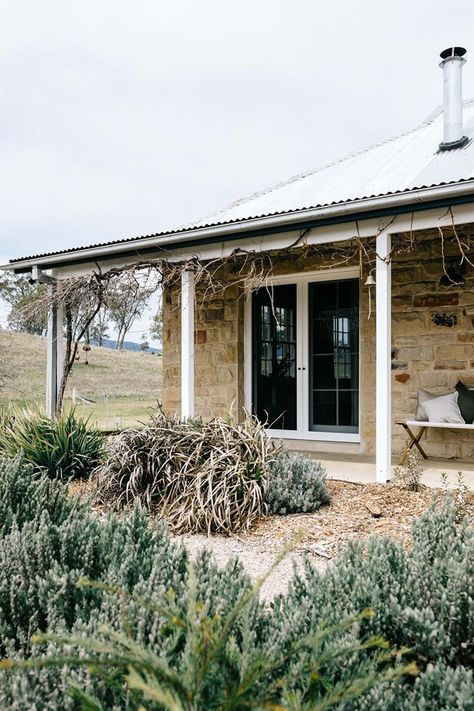 Embracing modernity while maintaining character and charm is a delicate balance for many Australian cottages. Here are 11 examples of modern cottage homes that get it right, exuding style, charm and timeless appeal. Native Australian Garden, Australian Garden Design, Australian Native Garden, Modern Townhouse, Homes To Love, Australian Garden, Country Retreat, Farm Cottage, Cottage Style Homes