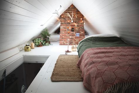 Tiny Attic Loft Ideas, Scandinavian Attic Bedroom, Attic Bedroom No Window, Attic Mezzanine Bedroom, Tiny Loft Conversion, Attic To Loft Conversion, Loft Room Design Ideas, Tiny Attic Bedroom Ideas, Bungalow Attic Conversion