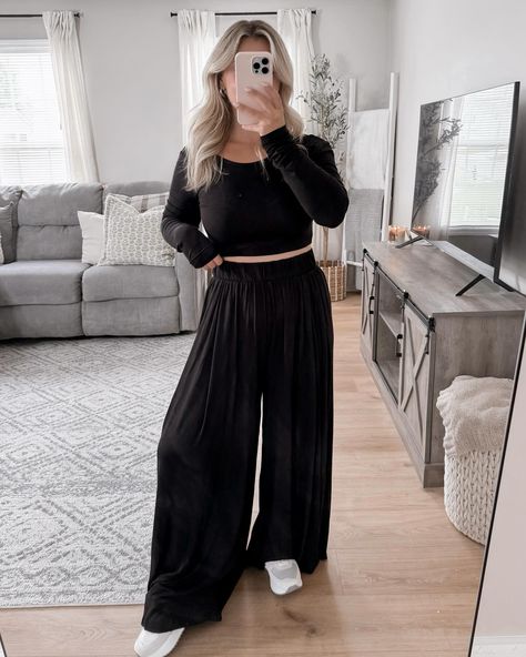 Newness that will have you ready to look cute & comfy for class👓📚 now available on www.shopwrenleighanns.com Comfy Black Outfits, Flowy Pants Outfit Dressy, All Black Comfy Outfit, Black Flowy Pants Outfit, Black Pants Summer, Pants Outfit Dressy, Black Elastic Pants, Black Sweatpants Outfit, Flowy Pants Outfit