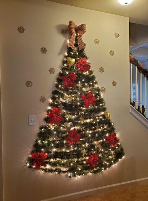 Green Wall Christmas Decor, Wall Tree With Lights, On The Wall Christmas Tree, Christmas Tree Made Of Lights On Wall, Christmas Tree In Wall, Garland Wall Tree, Diy Christmas Tree Wall Ideas, Christmas Tree On A Wall Ideas, Christmas Tree With Lights On Wall