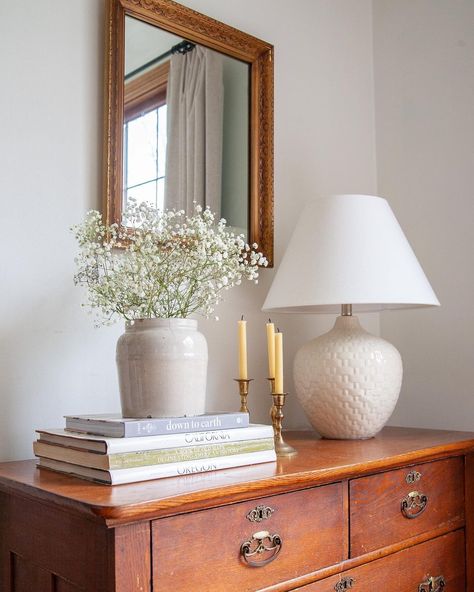 Entryway Table Antique, Vintage Style Living Room Antique, What To Put On Top Of Bookcase, Minimal French Decor, Personal Decor Ideas, Simple Vintage Home Decor, Subtle Spring Decor, Antique Chic Decor, Foyer Table Decor Entryway Traditional