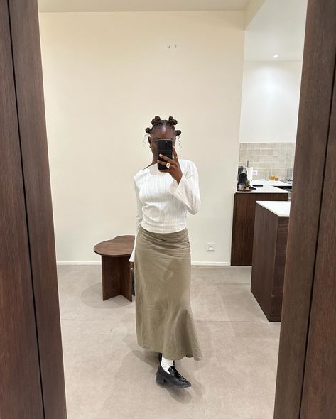 Skirt With Loafers Outfit, Skirt With Loafers, Long Skirt Outfit, Maxi Skirt Outfit, Office Fits, Girly Outfit, Loafers Outfit, Maxi Skirt Outfits, School Fits