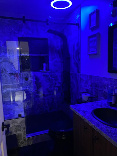 Dark Blue And Black Bathroom, Purple And Black Bathroom Ideas, Led Lights Shower Aesthetic, Black Light Bathroom, Led Lights Bathroom Ideas, Black White And Blue Bathroom, Led Light Bathroom Ideas, Boys Bathroom Ideas Teenagers, Boy Bathroom Ideas