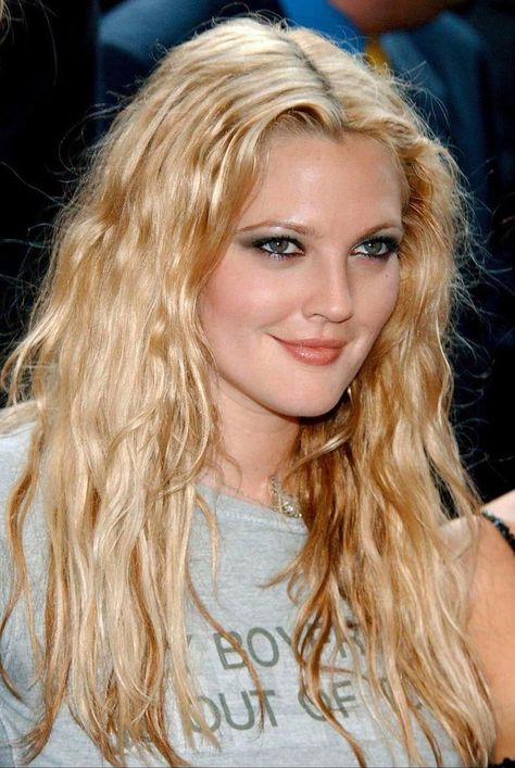 Drew Barrymore Hair, Drew Barrymore 90s, Drew Barrymore Style, Dolores Costello, 1990 Style, 90s Grunge Hair, Red Heads, Actrices Hollywood, Drew Barrymore