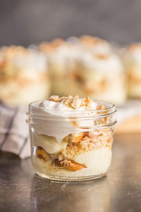 This truly is the Best Ever Banana Pudding recipe! Such a sweet little make ahead treat that is comfort food to the max! Banana Pudding Dessert Ideas, Mason Jar Banana Pudding, Banana Pudding For 2, Desserts In A Jar Make Ahead, Banana Pudding Mason Jar, Mason Jar Desserts Make Ahead, Banana Pudding Jars, Banana Pudding In A Jar, Best Ever Banana Pudding