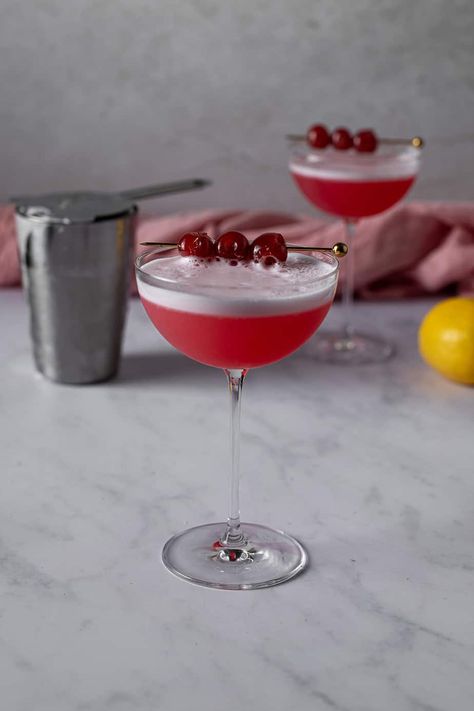 Cherry Cocktail Recipes, Cherry Vodka Sour, Vodka Sour, Cherry Martini, Cherry Drink, Cherry Vodka, Cherry Cocktail, Vodka Cocktails Recipes, Fancy Cocktails