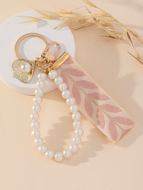 Pink Keychain Ideas, Classy Keychain, Pink Keychain, Accessorize Bags, Diy Jewelry Unique, Clip On Charms, Pearl Decor, Keychain Design, Pink Collar